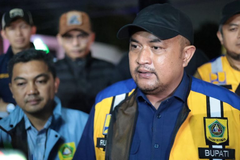 Bupati Bogor Rudy Susmanto Tinjau Perbaikan Jalan Parung–Kemang Dini Hari, Pastikan Jalur Aman Jelang Mudik Lebaran