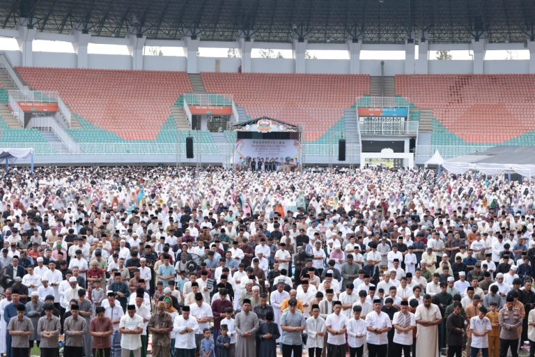 Puluhan Ribu Masyarakat Padati Stadion Pakansari untuk Shalat Idul Fitri dan Pesta Rakyat Bersama Bupati Bogor