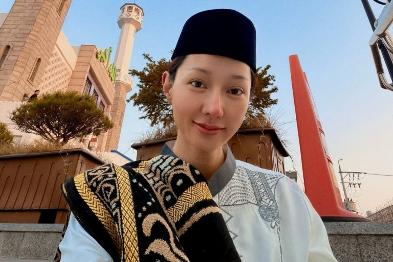 Lucinta Luna Salat Idul Fitri di Korea Selatan, Tampil Pakai Koko dan Sarung