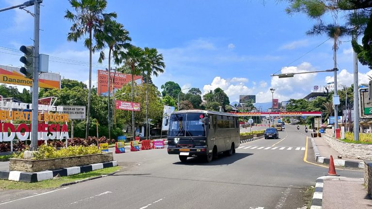 Arus Lalu Lintas di Kawasan Puncak Bogor Ramai Lancar, Polisi Berlakukan One Way Arah Jakarta