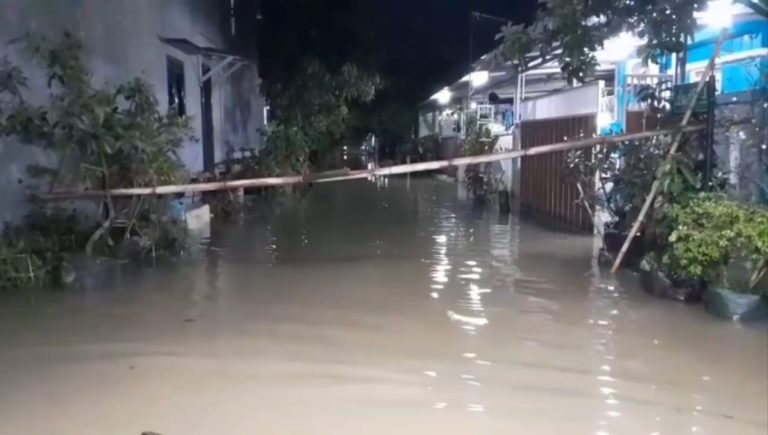 3 Hari Terendam Banjir 1 Meter, Ratusan Warga Puri Harmoni 8 Mengungsi di Masjid