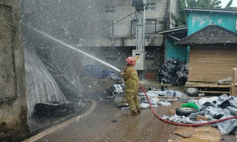 Gudang Sparepart Motor di Tajurhalang Bogor Hangus Terbakar Akibat Korsleting Listrik