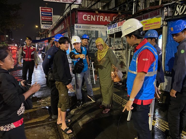 PLN UP3 Bogor Tertibkan Sambungan Listrik Ilegal PKL melalui Operasi P2TL Malam Hari