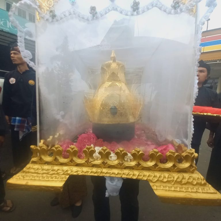 Kirab Mahkota Binokasih Digelar di Desa Cibeureum: Rayakan Tradisi Budaya dan Semangat Gotong Royong