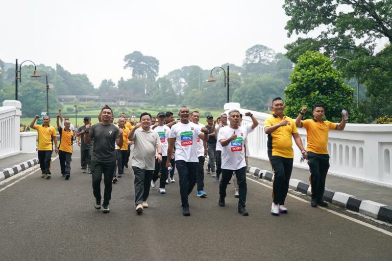 Ketua DPRD Ikut Jalan Santai Polresta Bogor, Bahas Isu Strategis Sambil Olahraga