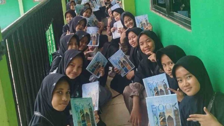Santri Pesantren Modern Ummul Quro Al-Islami Akselerasi Bahasa Melalui Program Symposium of Language