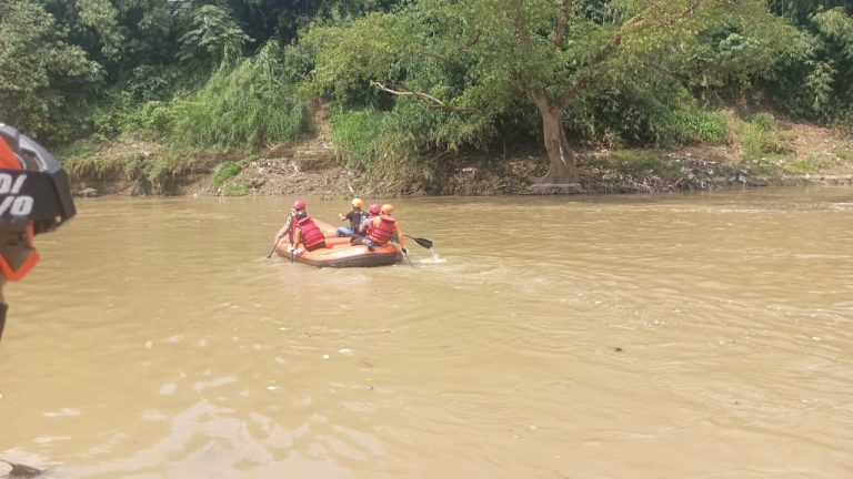 Pencarian Hari Kedua, Dua Bocah Terbawa Arus di Sungai Cileungsi Ditemukan Tewas oleh Tim SAR