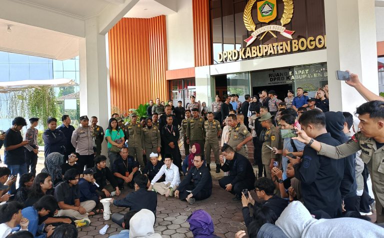 Berakhir Humanis, Wakil Ketua DPRD Kabupaten Bogor Duduk Bareng Mahasiswa saat Unjuk Rasa