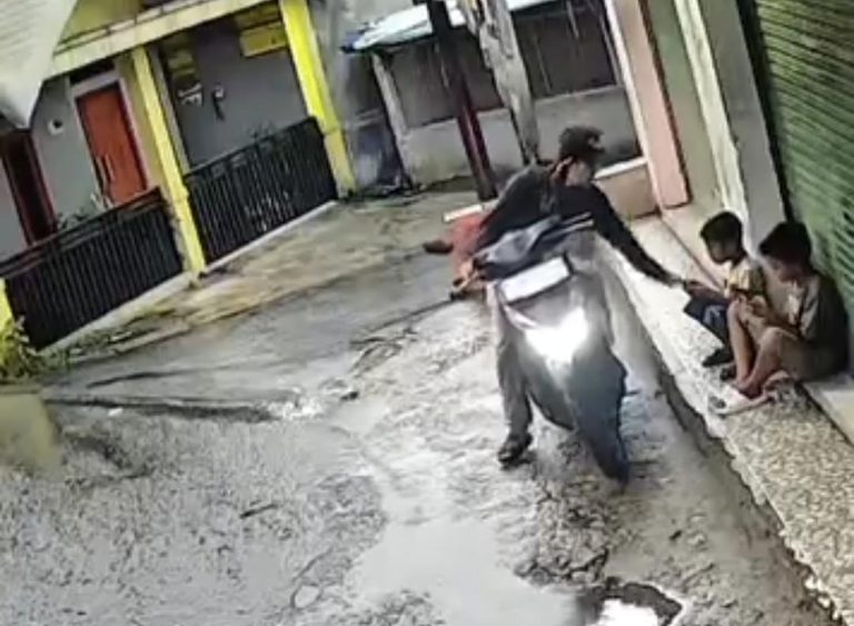 Aksi Perampasan HP Bocah di Cibungbulang Terekam CCTV, Pelaku Datang Tiba-Tiba