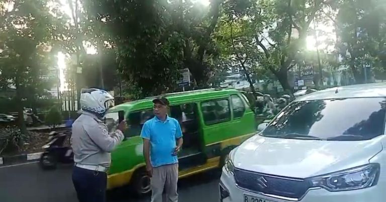 Parkir Sembarangan di Jalan Pajajaran, Pengemudi Tinggalkan Lokasi Usai Ditegur Petugas