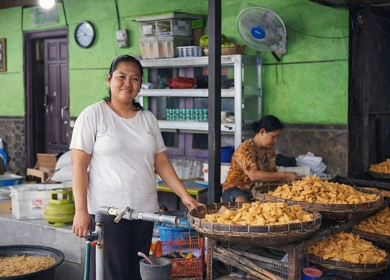 Saat Perempuan Bangkit, Ekonomi Menguat: Kisah Nia Anggraini Tumbuh Bersama PNM Mekaar dan BRI