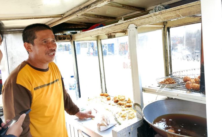 Penjual Gorengan di Cibinong Keluhkan Kenaikan Harga Minyak Goreng, Ngaku Alami Penurunan Omset
