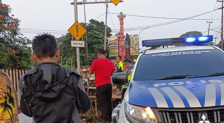 Diduga Mabuk, Pengendara Motor Tewas Usai Tabrak Trotoar di Jalan Raya Puncak Bogor