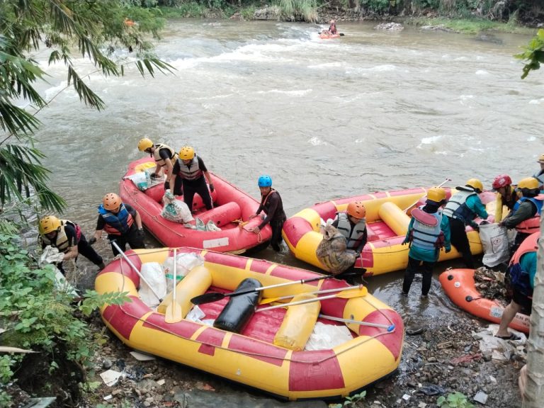 Aksi Nyata Hari Bumi 2026, PLN EPI Beserta Komunitas Ciliwung Bersihkan Sungai Ciliwung Serta Lepas 5000 Bibit Ikan