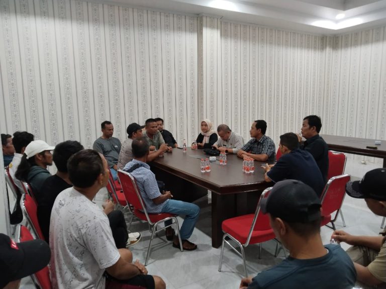 Tuntut Penyelesaian Bankeu 2025, Warga Tonjong Geruduk Kantor Desa