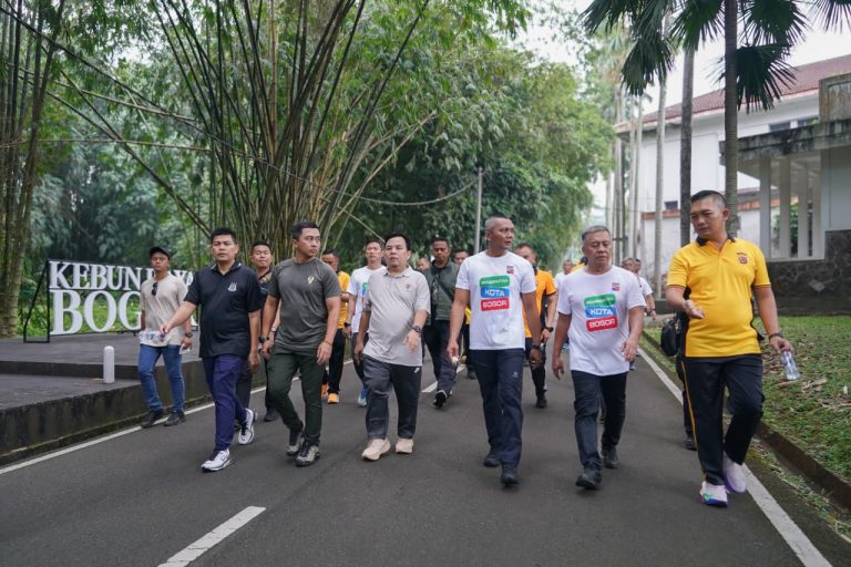 Ketua DPRD hadiri Jalan Santai Polresta Bogor, Bahas Isu Strategis Sambil Olahraga