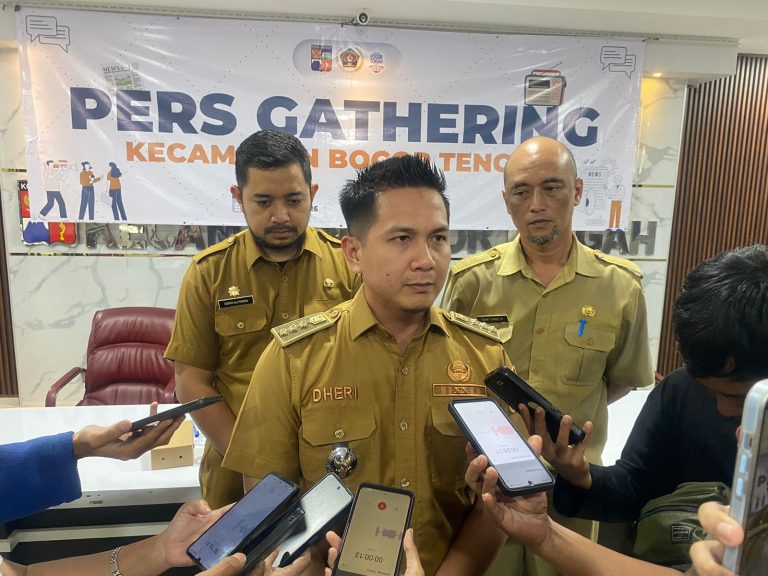 Camat Bogor Tengah Gerak Cepat Beri Bantuan Korban Longsor Paledang