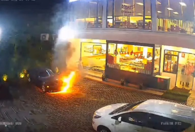 Detik-Detik BMW E36 Terbakar di Depan Rumah Makan Padang di Bogor, Terekam CCTV
