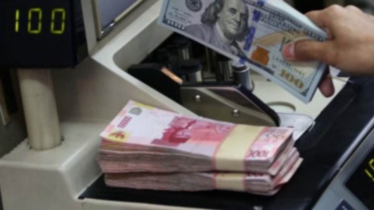 Nilai Tukar Rupiah Loyo di Rp17.300-an, Defisit & Harga Minyak Jadi Sorotan
