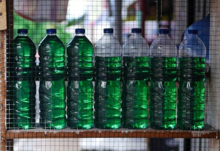 Jangan Isi Bensin Pakai Botol Plastik! Ini Alasan Bahaya yang Sering Diabaikan