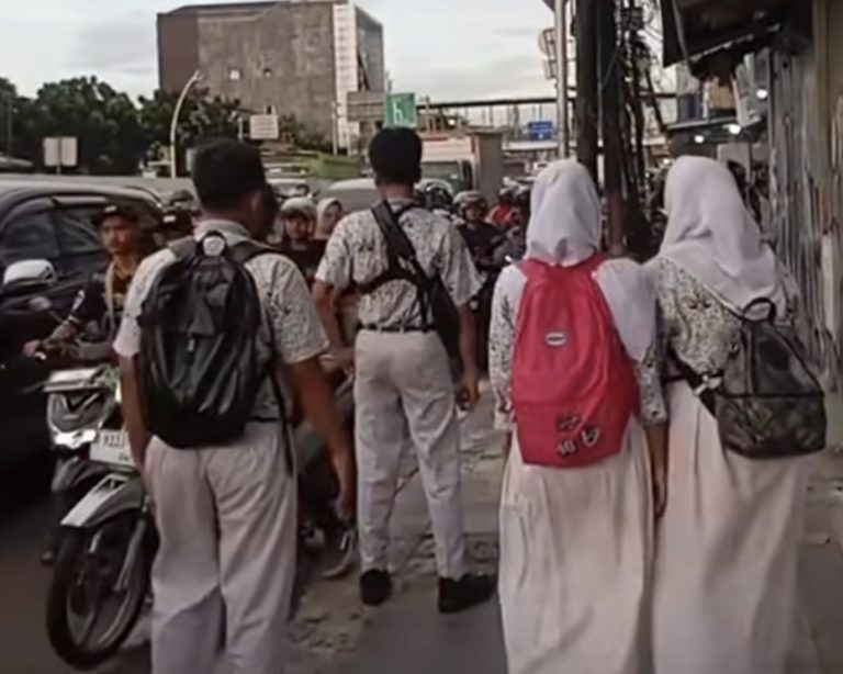 Viral Pemotor Terobos Trotoar, Siswa SMP Kompak Teriaki “Kampung!”