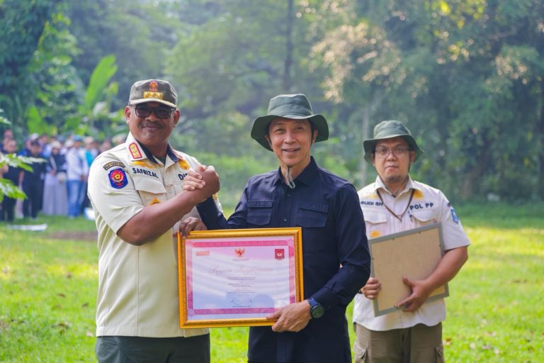 Dedie Rachim Terima Penghargaan dari Kemendagri di Bidang Lingkungan