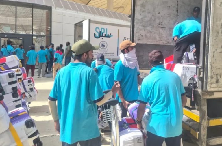 Jamaah Haji Indonesia Bawa 100 Slop Rokok ke Arab Saudi, Koper Dibongkar Paksa Petugas Bandara Jeddah