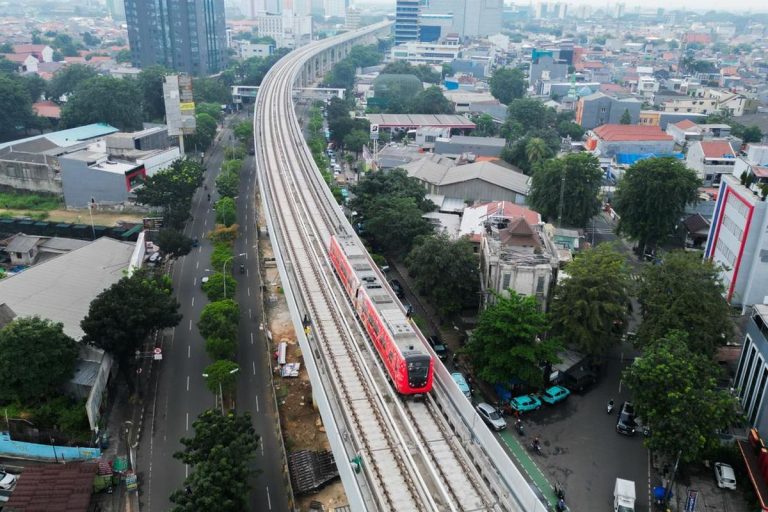 KAI Kaji LRT Sampai Bogor dan Baranangsiang, Digadang Bisa Kurangi Kepadatan KRL Bogor