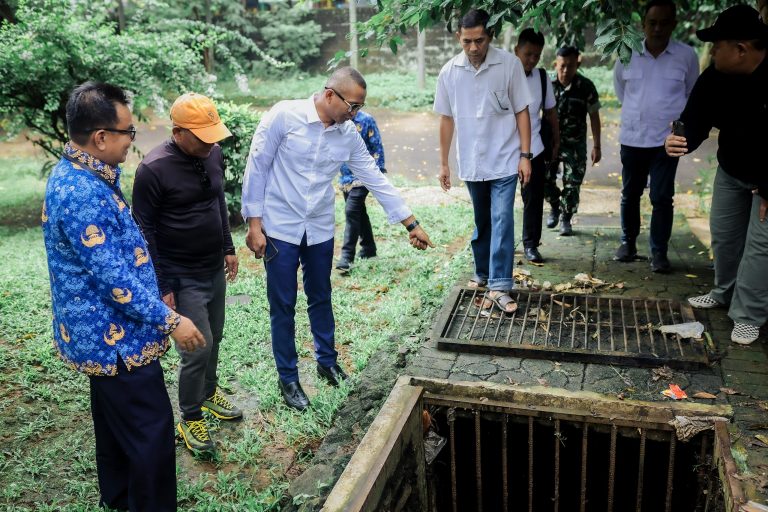 Jenal Mutaqin Tinjau Tembok Roboh Akibat Banjir di Yasmin Bogor, Soroti Sampah Penyebab Saluran Air Tersumbat