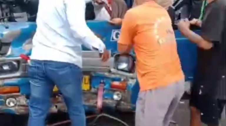 Adu Banteng Angkot vs Truk di Cibungbulang, Sopir dan Penumpang Terjepit!