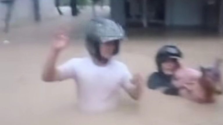 Banjir 1 Meter Terjang Cijayanti Babakan Madang, Warga Panik Selamatkan Barang