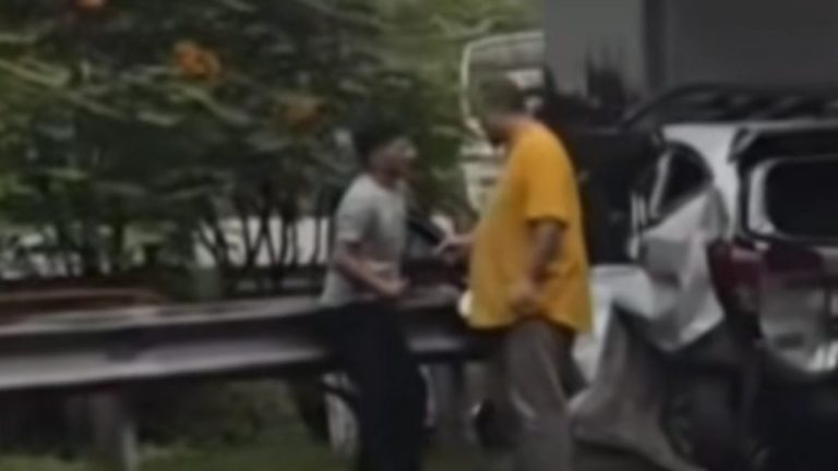 Brak!! Kecelakaan Tol Jagorawi Arah Ciawi, Mobil Silver Ringsek Parah Sebelum Exit Bogor Selatan