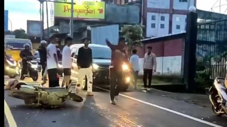 Brak! Pemotor Tergelincir Lalu Tabrak Mitsubishi Xpander di Puncak Bogor