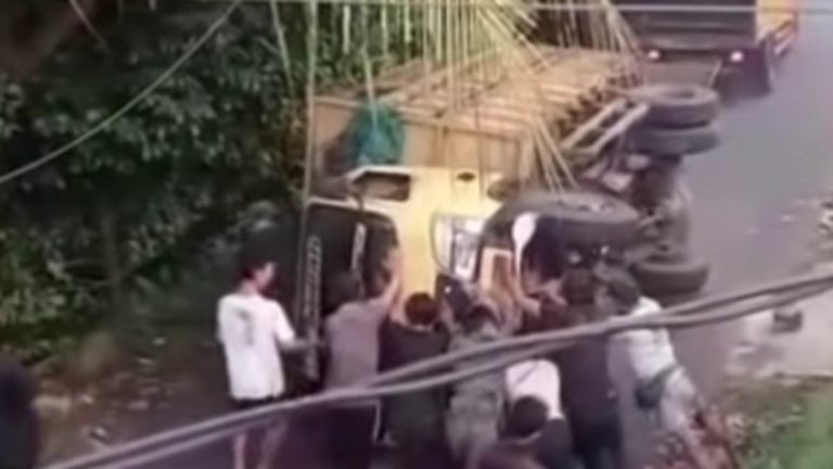 Gagal Nanjak, Truk Bermuatan 8 Ton Terguling di Tamansari Bogor