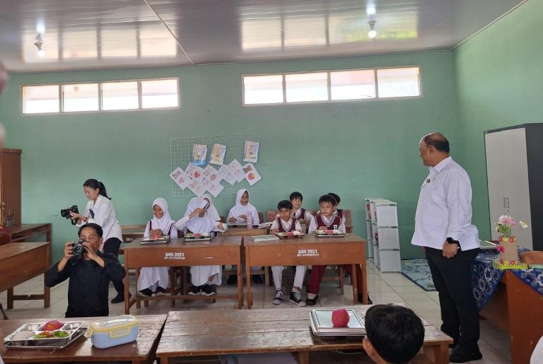 Distribusi MBG di SDN Citaringgul 02 Babakan Madang Pakai Gerobak, Dadan Hindayana Pastikan Makanan Tetap Sampai ke Siswa