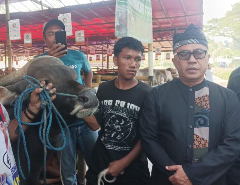 Sekda Kota Bogor Denny Mulyadi Cek Lapak Hewan Kurban di Bubulak