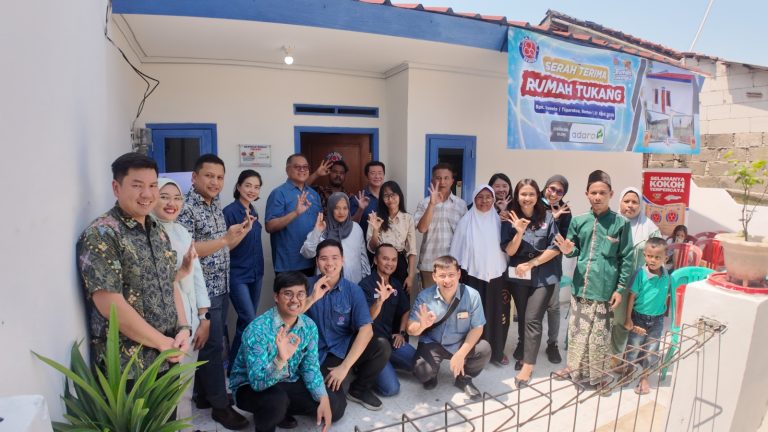 Suasana Haru Warnai Serah Terima Sepuluh Rumah Tukang Bangunan di Wilayah Jawa