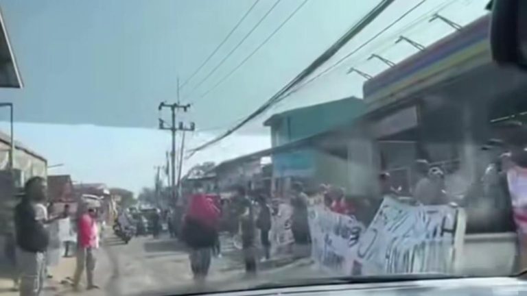 Jalan Ciherang Sudah Seperti Kolam Lele, Warga Dramaga Bogor Turun ke Jalan