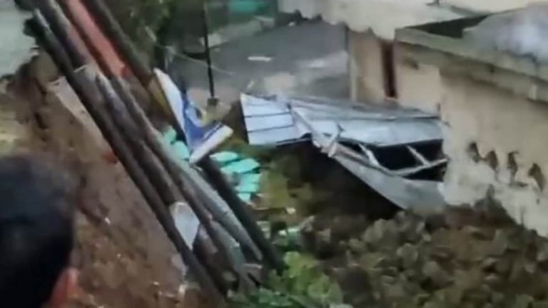 Longsor di Ciampea Bogor Terjang Area Masjid, Tiang Listrik Roboh saat Hujan Deras