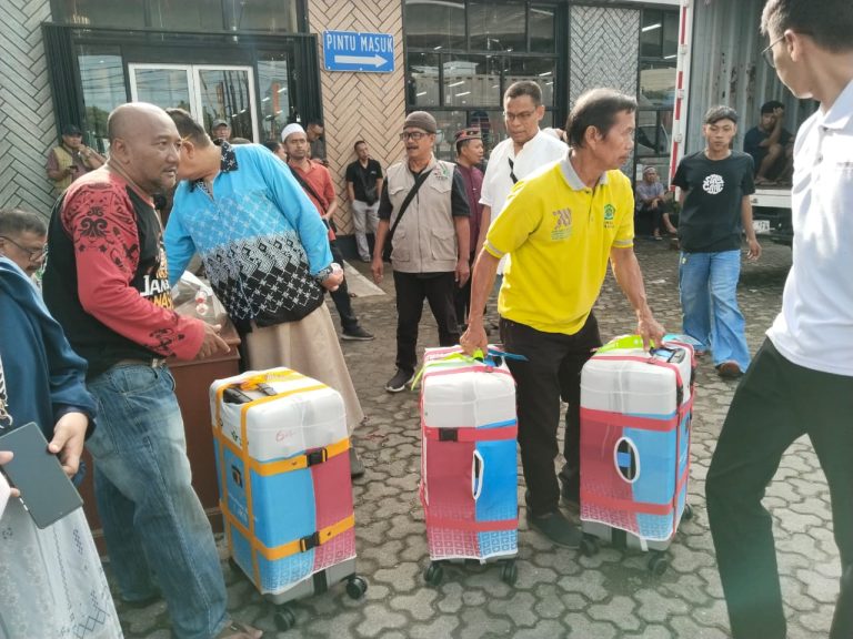 439 Jemaah Haji Kloter 10 JKS Kota Bogor Kumpulkan Koper, Siap Diberangkatkan ke Asrama Haji Bekasi
