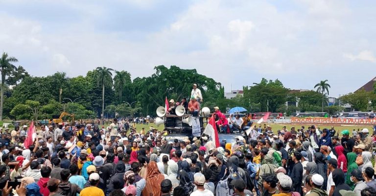 Ribuan Massa AMCRP Geruduk Pemkab Bogor, Tuntut Dibuka Kembali Aktivitas Tambang hingga Dana Kompensasi Gubernur!