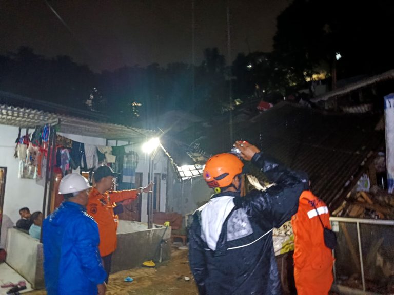 Bencana Longsor di Ranggamekar Timpa Rumah Warga, BPBD Kota Bogor Cepat Tangani