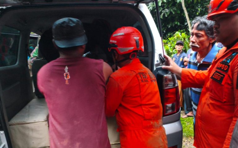 Sempat Hilang Tertimbun Longsor, Lansia di Dramaga Bogor Ditemukan Tewas oleh Tim SAR