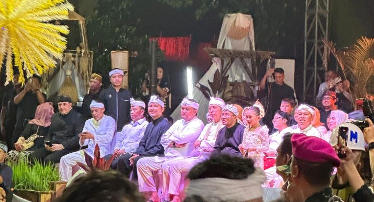 Dampingi KDM saat Kirab Mahkota Binokasih, Bupati Bogor: Hidupkan Kembali Sejarah