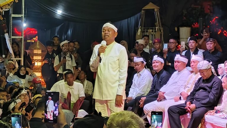Lautan Warga Sambut Kirab Mahkota Binokasih, KDM Tegaskan Bogor Pusat Kebangkitan Pajajaran