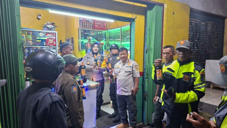 Polisi Razia Toko Jamu di Megamendung Bogor, Puluhan Botol Miras Diamankan saat Operasi KRYD
