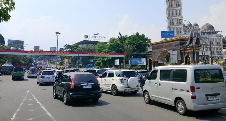 10 Ribu Kendaraan Serbu Kawasan Puncak Bogor di Momen libur Long Weekend Isa Al Masih