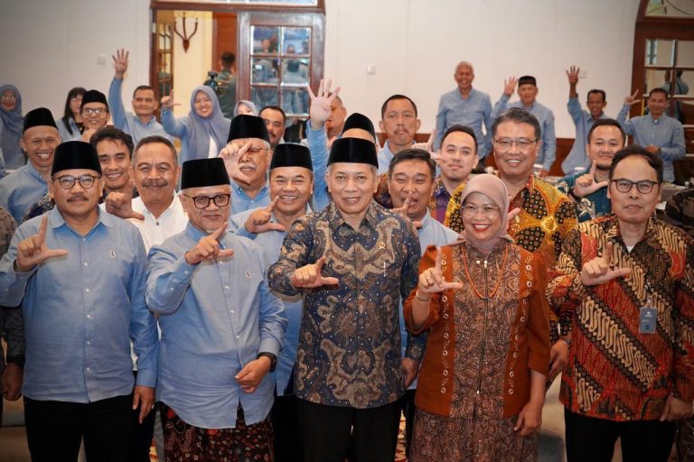 Menkop Ajak Koperasi Tebu Rakyat Miliki Saham Pabrik Gula