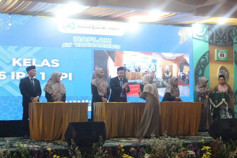Haflah at-Takharruj ke-27 PMUQI: 400 Santri “Ashaabul Yamiin” Resmi Diwisuda