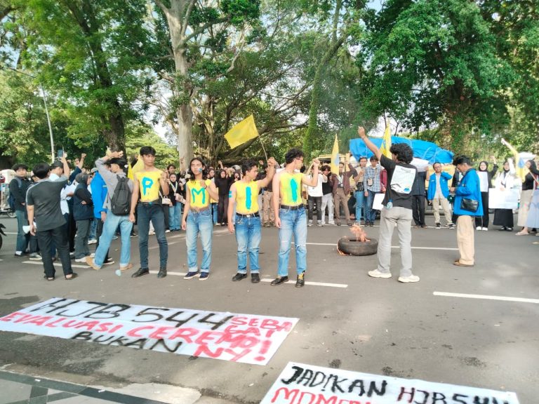 Puluhan Mahasiswa PMII Kota Bogor Gelar Aksi di Balai Kota, Jalan SSA Sempat Macet Total